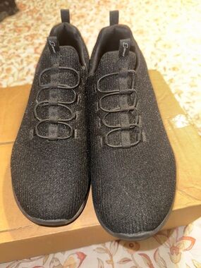 Skechers woman’s sneakers.  Beautiful like new condition